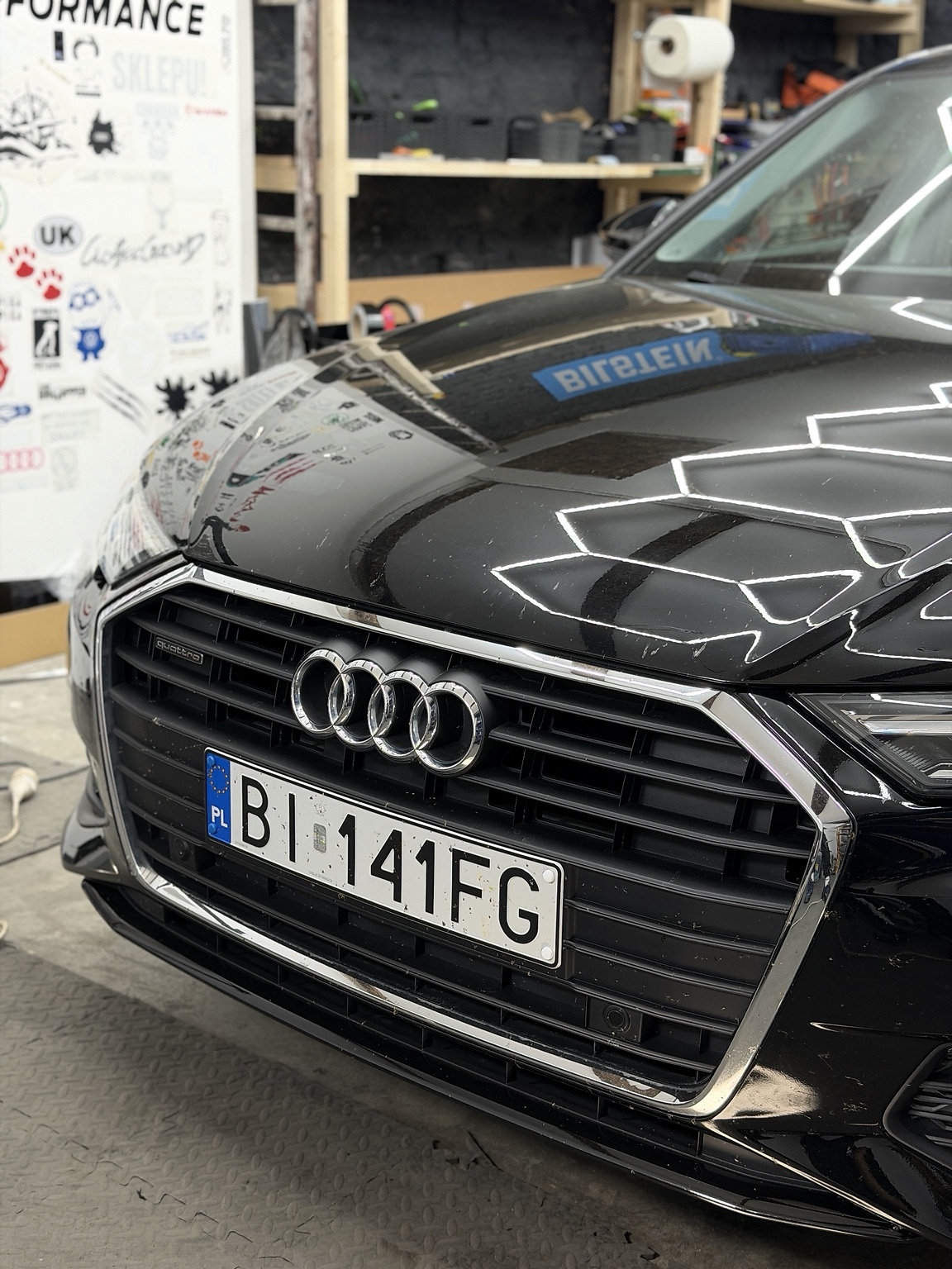 Czarne Audi — front