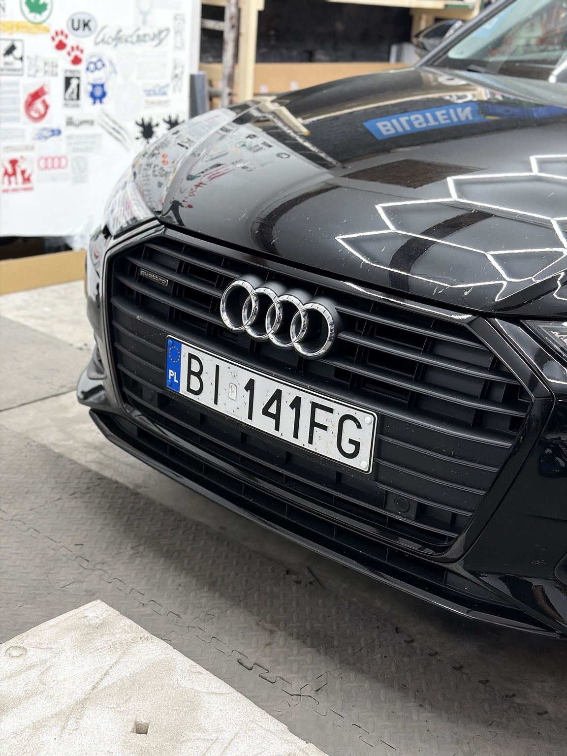 Czarne Audi — grill i ringi