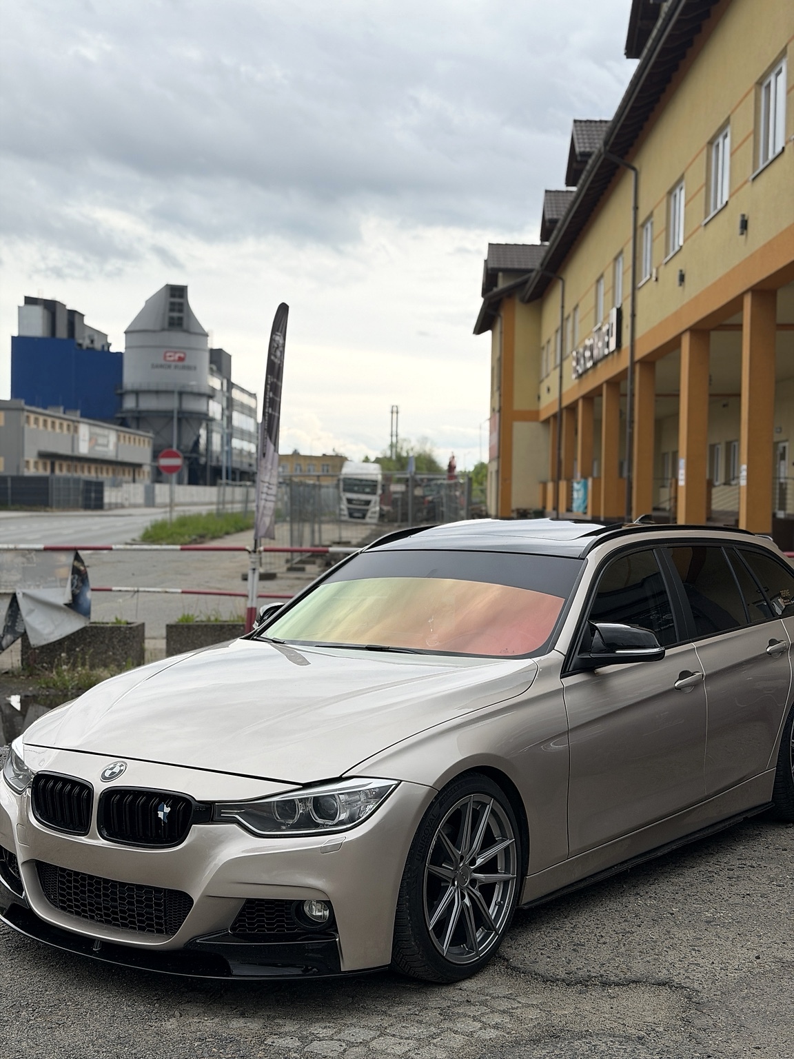 BMW z iryzującym akcentem