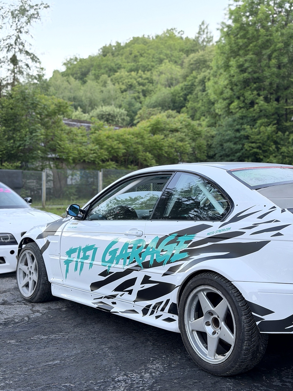 BMW E46 z turkusową grafiką