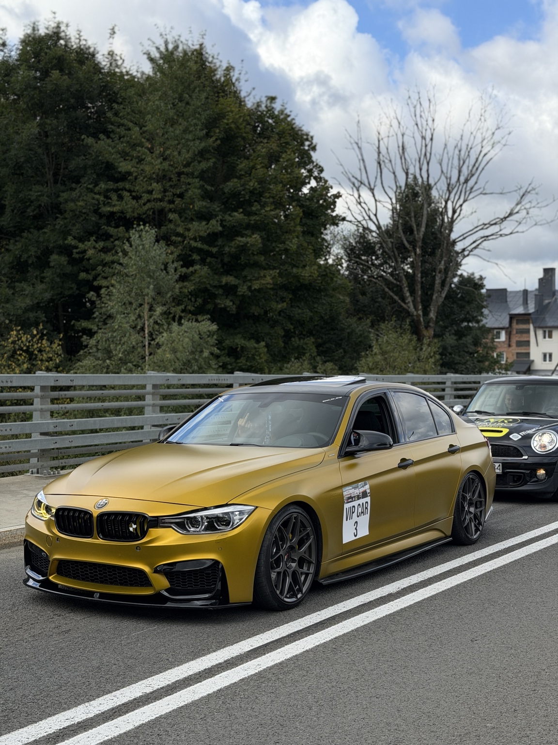 Złote BMW po oklejeniu — Danon Car Wrap
