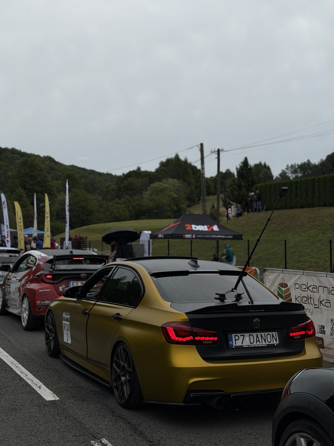 Złote BMW od tyłu na evencie