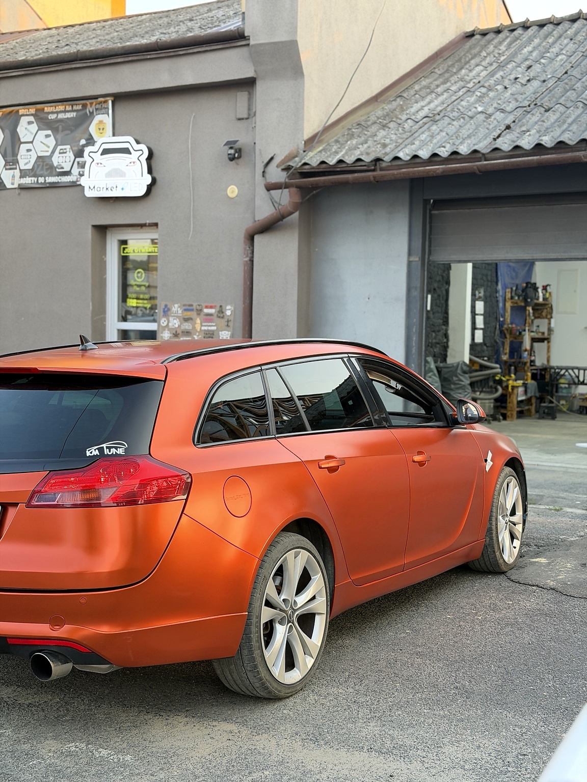 Zmiana koloru auta folią — Danon Car Wrap