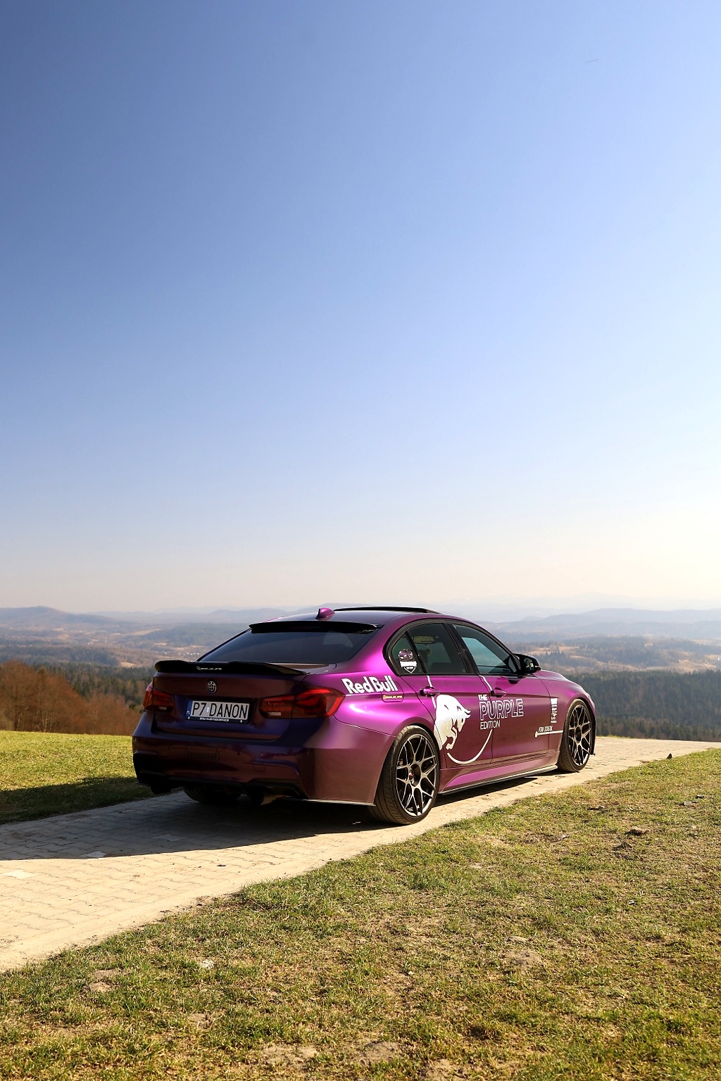 Fioletowe BMW na tle Bieszczad