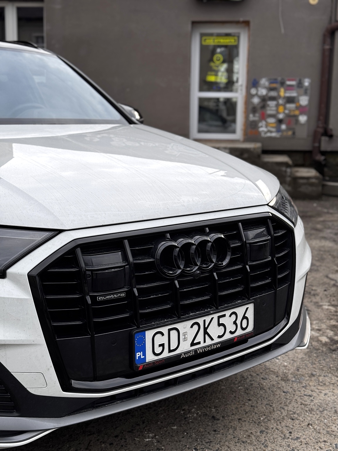 Białe Audi — front