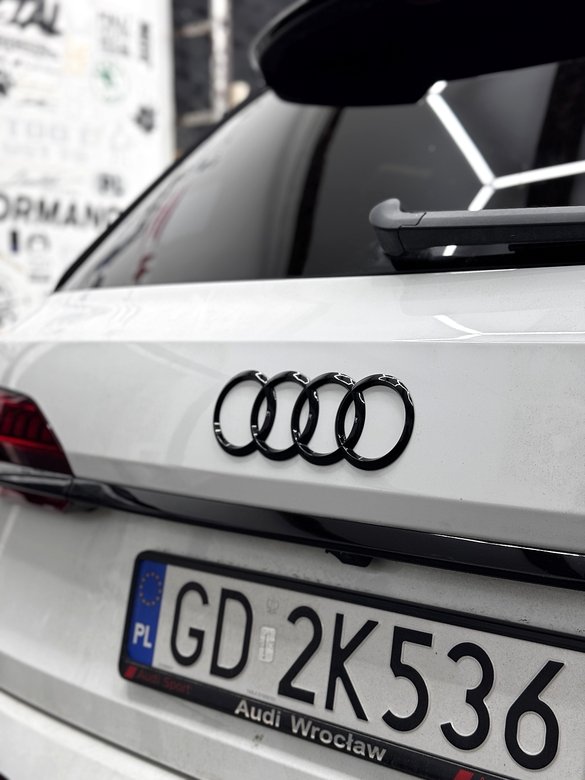 Czarne emblematy Audi — dechroming