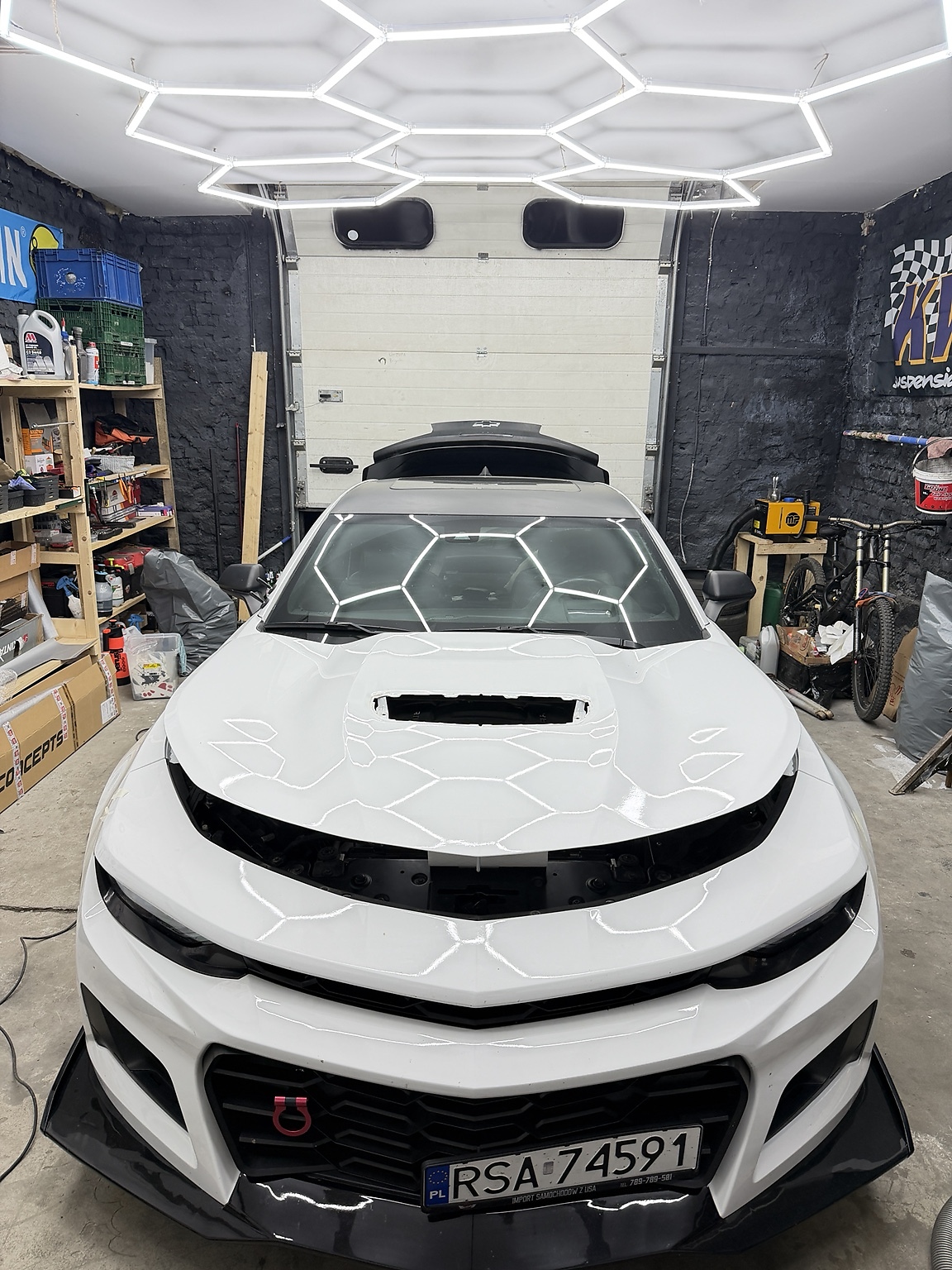 Prace przy samochodzie w warsztacie Danon Car Wrap